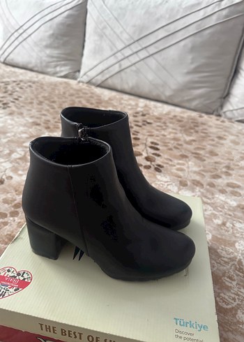 Siyah Kadın Dolgu Topuklu Bot - Görsel 2