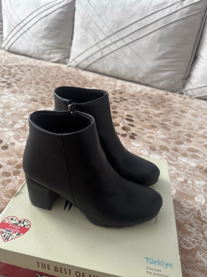 Siyah Kadın Dolgu Topuklu Bot - Görsel 2
