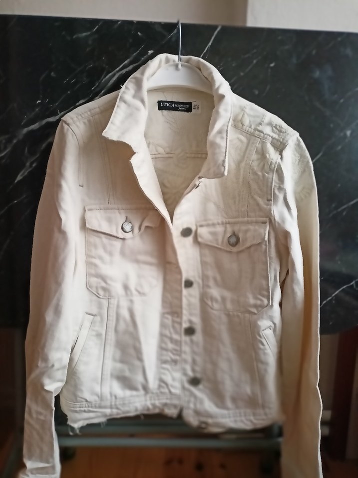 Düğmeli Beyaz Nakışlı Kadın Kot Ceket - Görsel 3