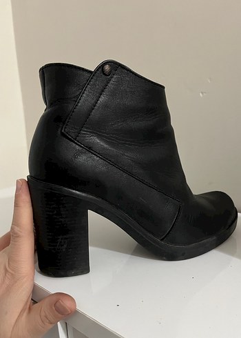 Kadın Siyah Deri Topuklu Bot - Görsel 4