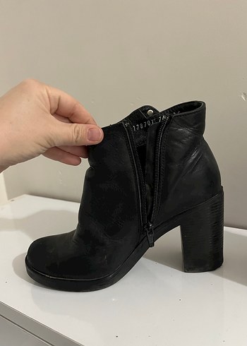 Kadın Siyah Deri Topuklu Bot - Görsel 3