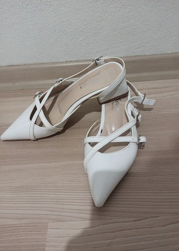 Beyaz Tokalı Stiletto Kadın Abiye Ayakkabı