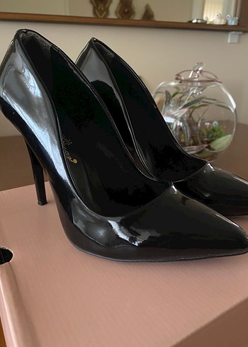 Siyah Rugan Stiletto Topuklu Kadın Ayakkabı