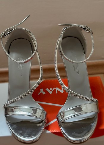 Gri Yılan Desenli Metal Tokalı Topuklu Ayakkabı - Görsel 3