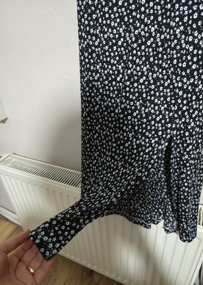 Yandan yırtmaçlı çiçekli elbise - Görsel 3