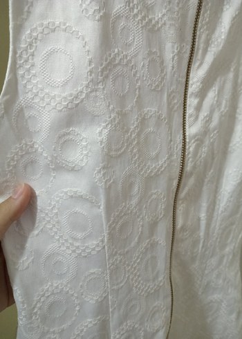 Beyaz Midi Kolsuz Drapeli Elbise - Görsel 4