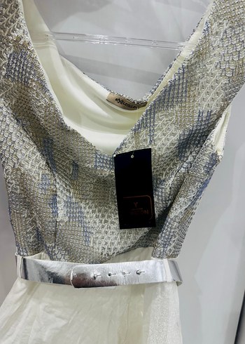 38 Beden Etiketli Beyaz Yılan Derisi Desenli Kuşaklı Uzun Abiye - Görsel 4