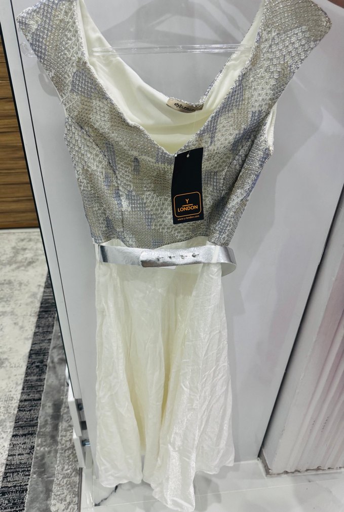 38 Beden Etiketli Beyaz Yılan Derisi Desenli Kuşaklı Uzun Abiye - Görsel 3