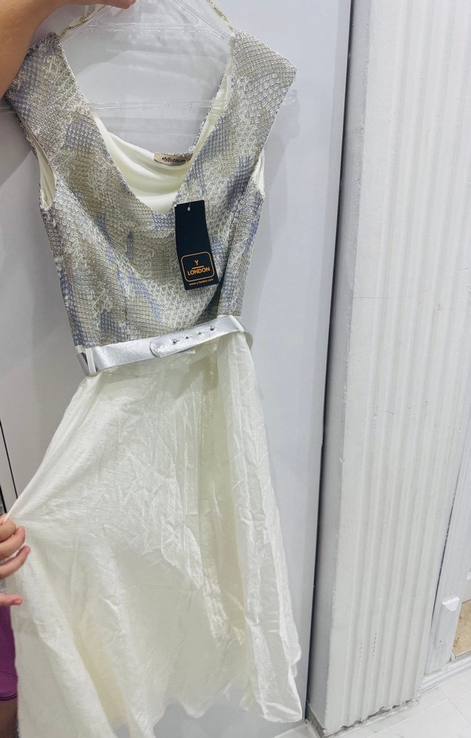 38 Beden Etiketli Beyaz Yılan Derisi Desenli Kuşaklı Uzun Abiye - Görsel 2