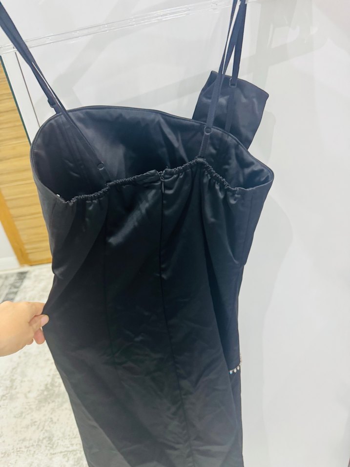 Zincir Detaylı Siyah Diz Boyu İnce Askılı Zarif Elbise - Görsel 4