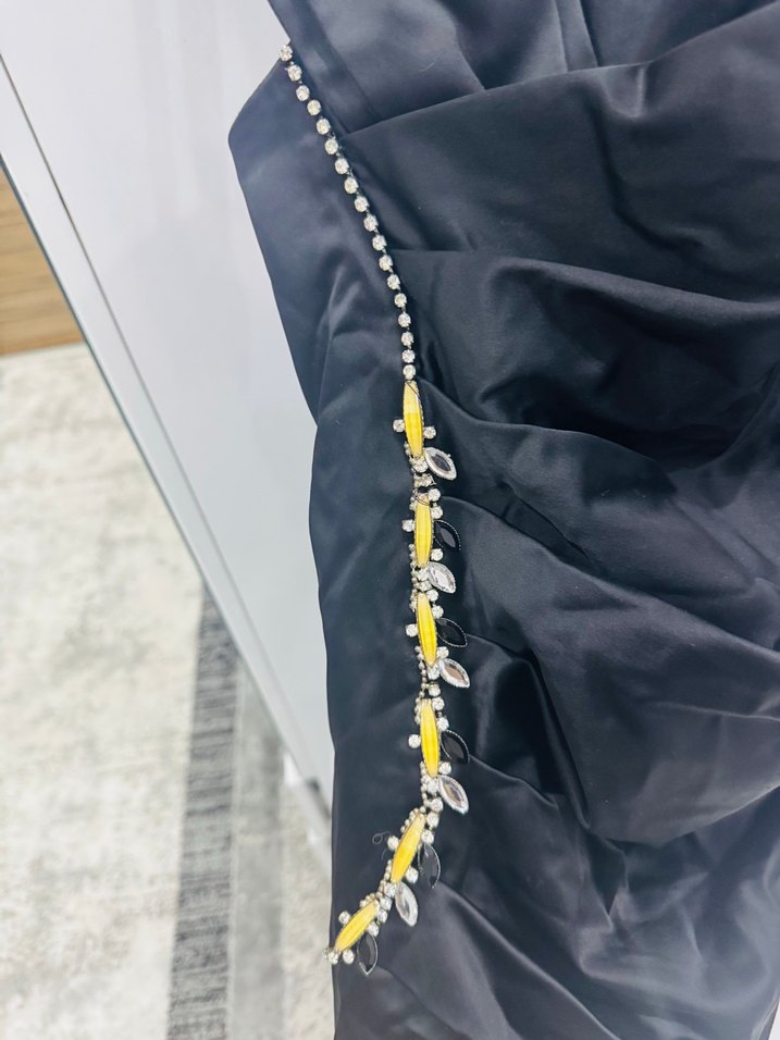 Zincir Detaylı Siyah Diz Boyu İnce Askılı Zarif Elbise - Görsel 3