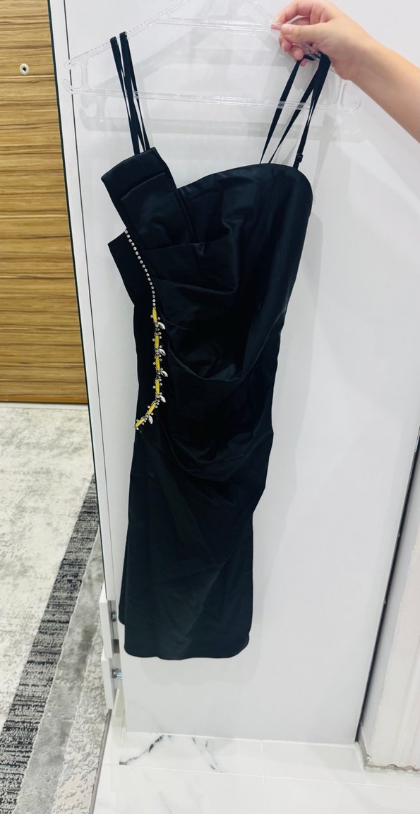 Zincir Detaylı Siyah Diz Boyu İnce Askılı Zarif Elbise - Görsel 2