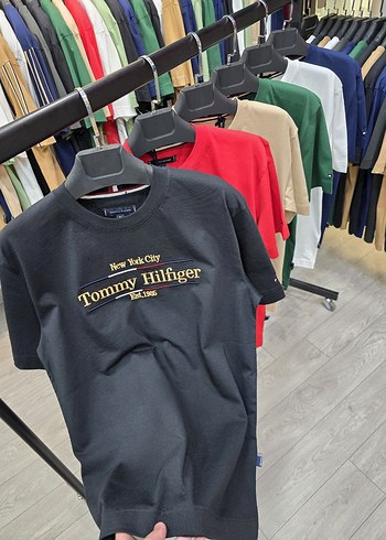 Tommy Hilfiger Siyah Baskılı Erkek Tişört tüm bedenler mevcuttur