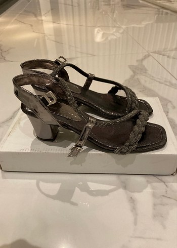 Çocuk 
Kemerli Yılan Desenli Siyah Dolgu Topuklu Ayakkabı - Görsel 2