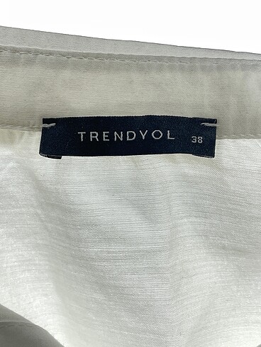 38 Beden beyaz Renk Trendyol & Milla Gömlek %70 İndirimli.