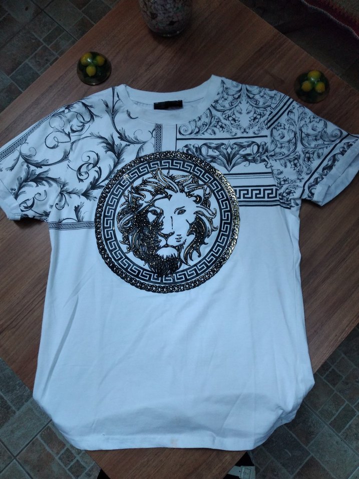 Altın Renkli Aslan Rozetli Erkek Tişört - Görsel 2