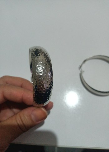 Gri Parlak Yılan Desenli Midi Halka Küpeler - Görsel 3