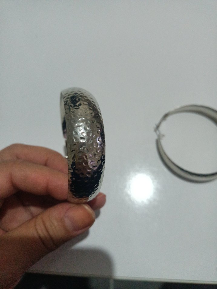 Gri Parlak Yılan Desenli Midi Halka Küpeler - Görsel 3