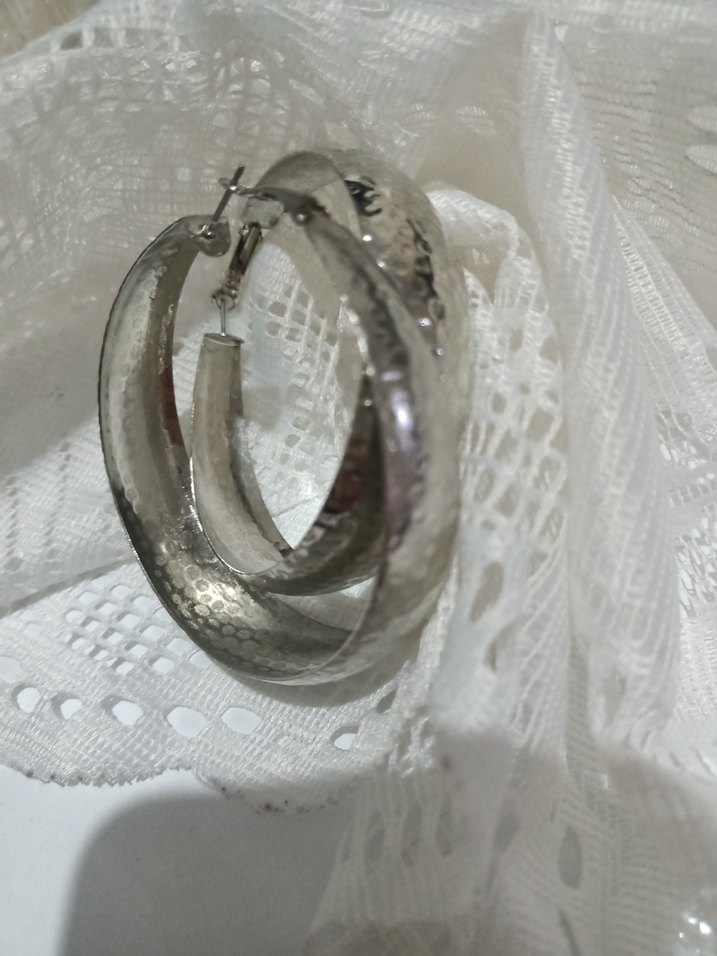 Gri Parlak Yılan Desenli Midi Halka Küpeler - Görsel 5