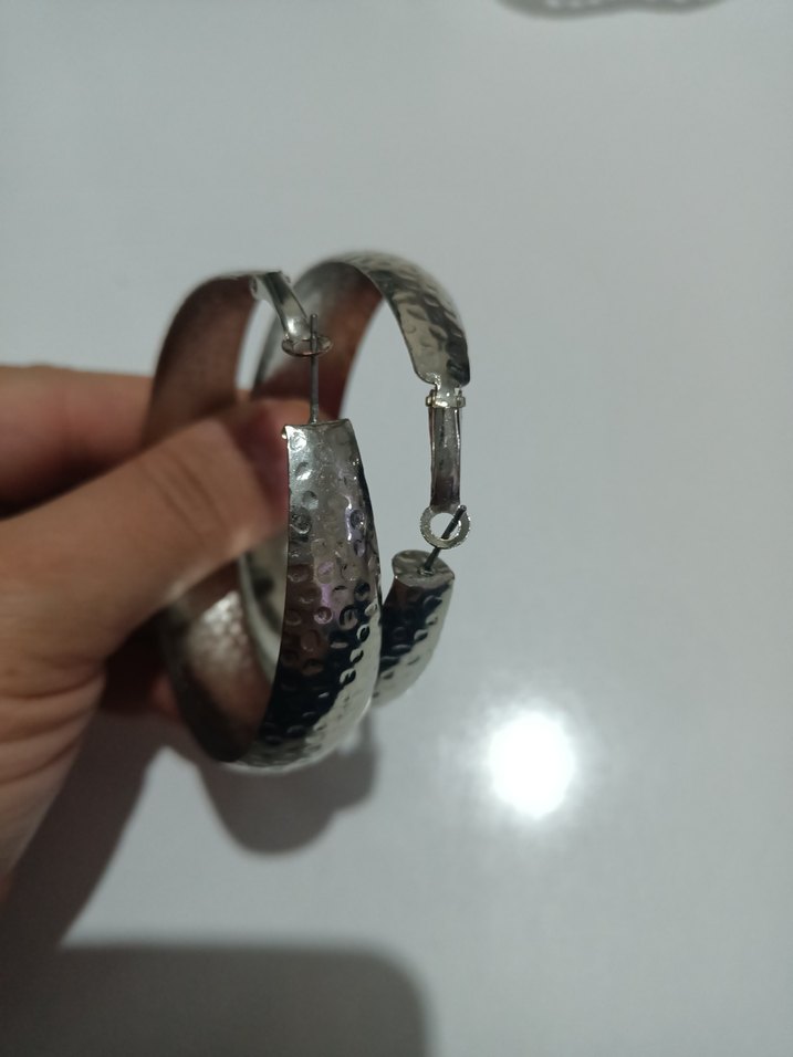 Gri Parlak Yılan Desenli Midi Halka Küpeler - Görsel 2