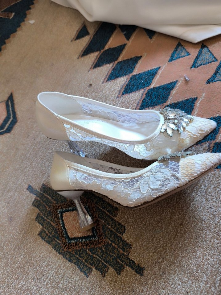 Diger Beyaz Dantel İşlemeli İnce Topuklu Kadın Ayakkabı - Görsel 3