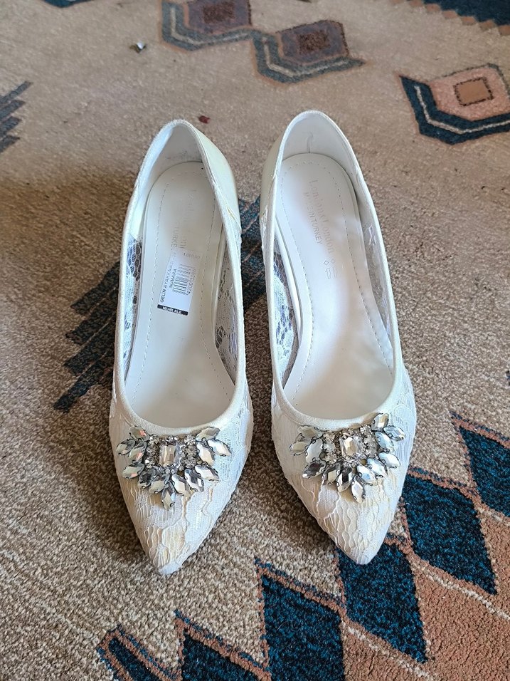 Diger Beyaz Dantel İşlemeli İnce Topuklu Kadın Ayakkabı - Görsel 2