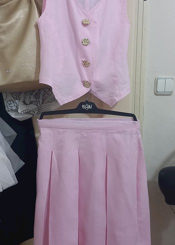 Pembe Düğmeli Kolsuz Takım