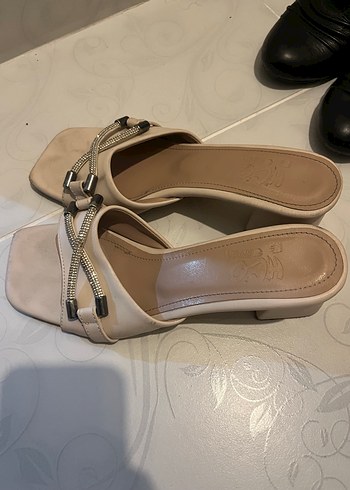 Bej Parlak Deri Kadın Topuklu Ayakkabı - Görsel 2