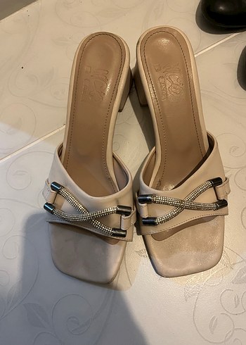 Bej Parlak Deri Kadın Topuklu Ayakkabı - Görsel 3