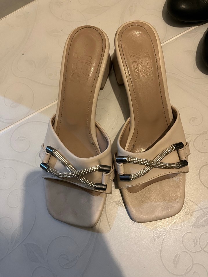 Bej Parlak Deri Kadın Topuklu Ayakkabı - Görsel 3