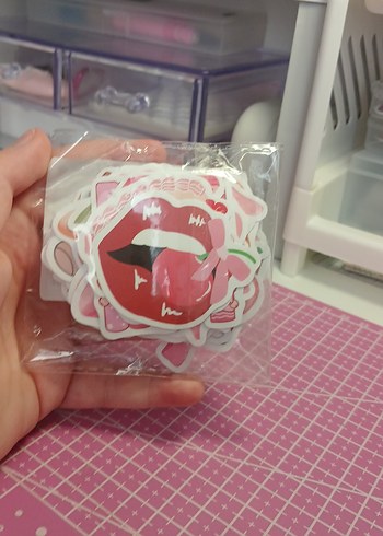 Pembe tonlarinda sticker