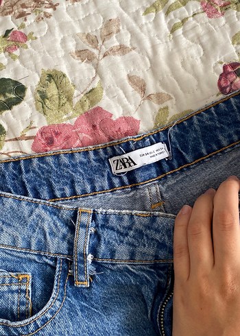 Zara Düğmeli, Gevşek Kesim Mavi Midi Kot Pantolon