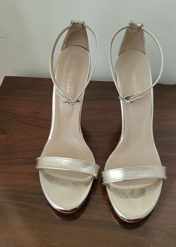 Bej Parlak Tokalı İnce Topuklu Kadın Ayakkabı - Görsel 2