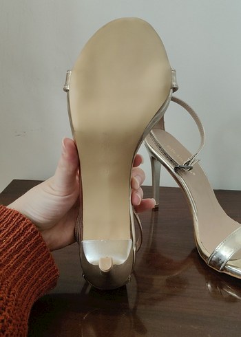 Bej Parlak Tokalı İnce Topuklu Kadın Ayakkabı - Görsel 5