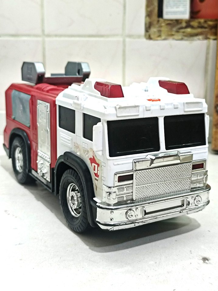 Klasik Amerikan oyuncak itfaiye aracı - Görsel 3