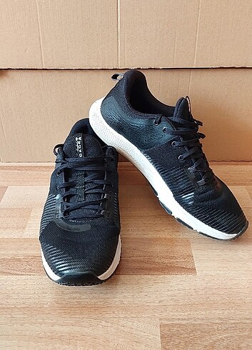 UNDER ARMOUR 