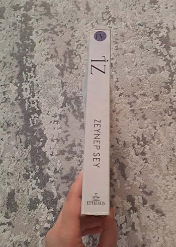 İz - Zeynep Sey Romanı - Görsel 4