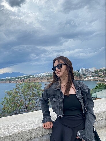 Siyah kısa kot çeker