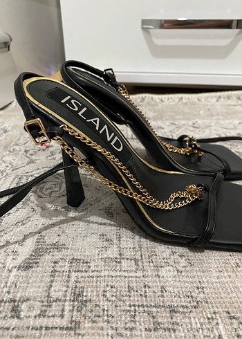 Zincir Detaylı Siyah Deri Stiletto