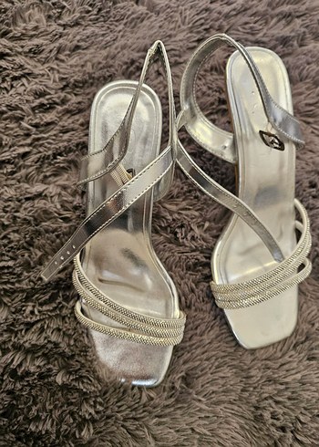 Gümüş Renkli Tokalı Stiletto Kadın Abiye Ayakkabı