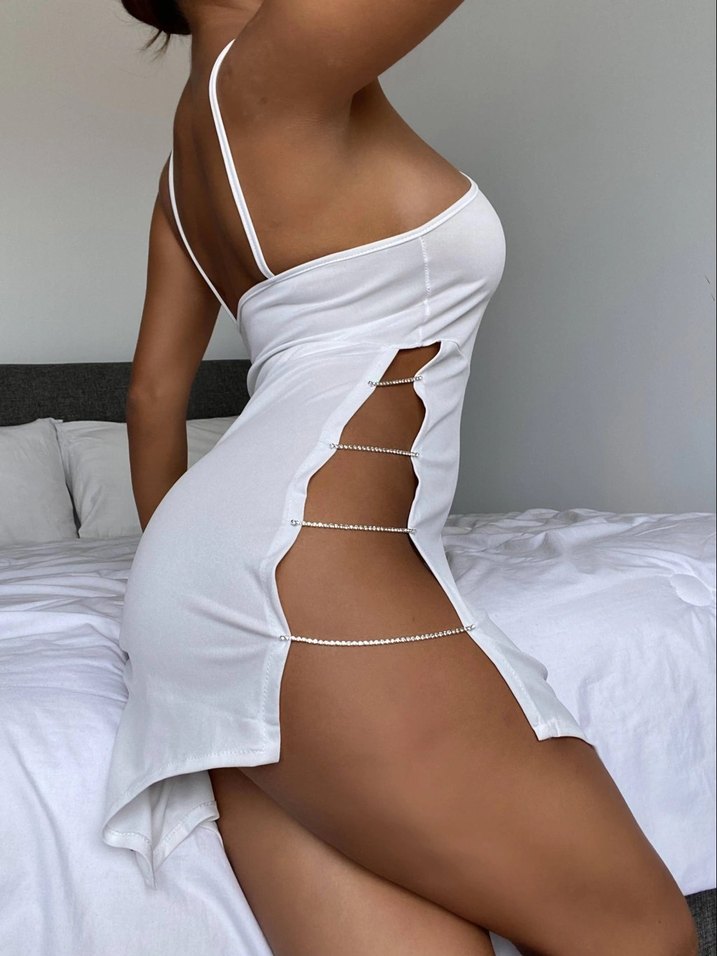 Zincir Detaylı Beyaz Mini Elbise - Görsel 2