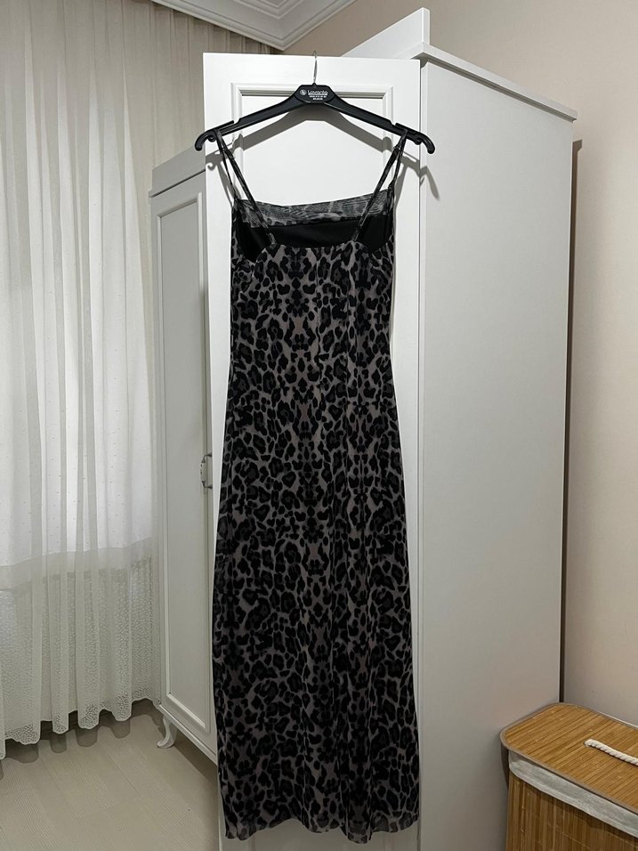 Gri Desenli Uzun Askılı Kadın Elbise - Görsel 3