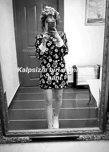 Beyaz çiçekli mini elbise omuz vatkalı 34/36 bedene uygun