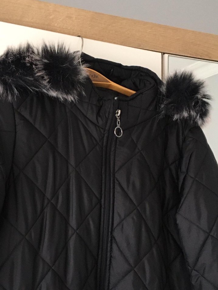 Kürk Detaylı Uzun Siyah Kadın Kışlık Mont - Görsel 3