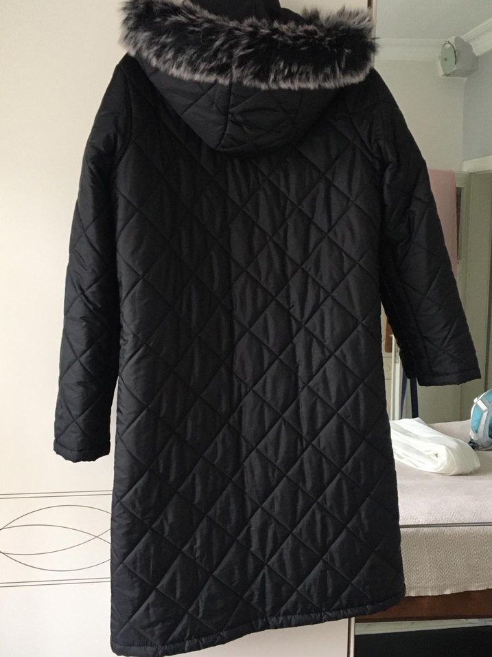 Kürk Detaylı Uzun Siyah Kadın Kışlık Mont - Görsel 4