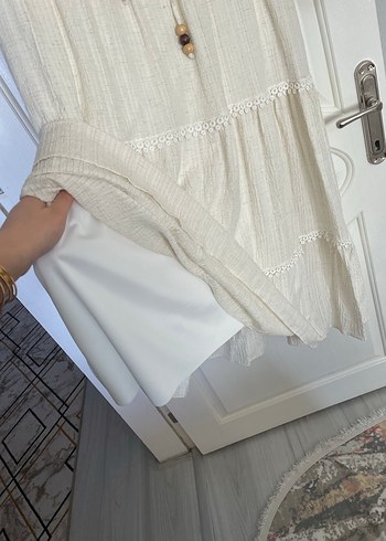 Düğmeli Beyaz Nakışlı Uzun Keten Elbise - Görsel 3