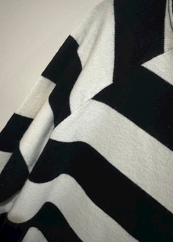 Uzun Kollu Siyah Beyaz Çizgili Kadın Kazak - Görsel 3