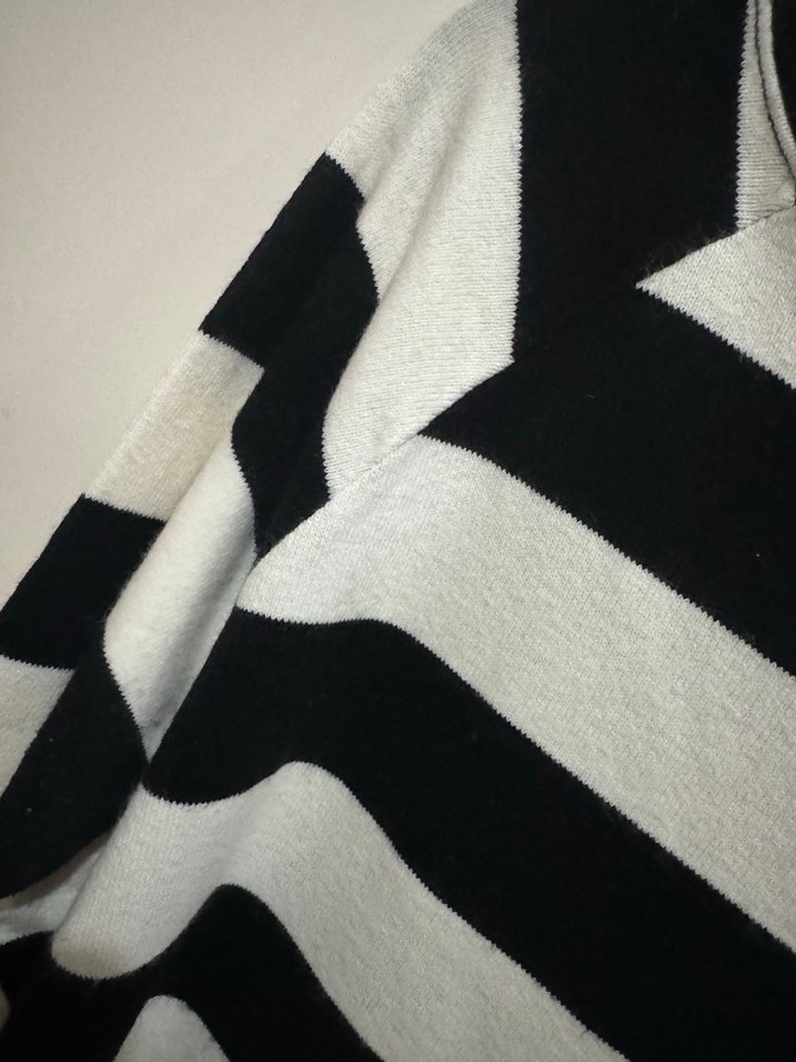 Uzun Kollu Siyah Beyaz Çizgili Kadın Kazak - Görsel 3