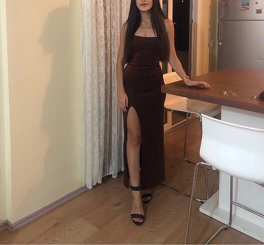 Uzun yırtmaçlı simli elbise