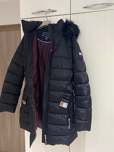 Tommy hilfiger siyah kürklü şapkalı beli kemerli kaban